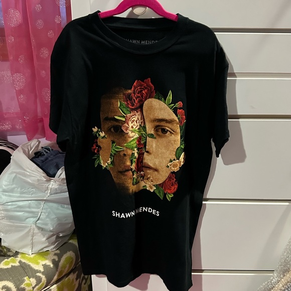 Hot Topic Tee - Picture 1 of 6